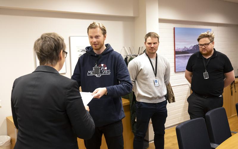 William Skoglund, John Strandvall och Jens Lind är bekymrade över sjöfartsutbildningens framtid på Åland ifall Michael Sars säljs. <@Fotograf>Daniel Eriksson