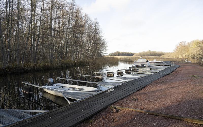 Att överlåta småbåtshamnen i Bamböle till en samfällighet eller förening är en av sparåtgärderna som Finströms kommun tittar närmare på.<@Fotograf>Daniel Eriksson