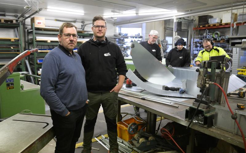 Kim Granlund och Rikard Sundelin säger att det är tråkigt att inte framöver kunna erbjuda LIA-platser i samma utsträckning.I bakgrunden från vänster Conny Westerlund, Johannes Ingerström och Mikael Holmström. <@Fotograf>Robert Jansson