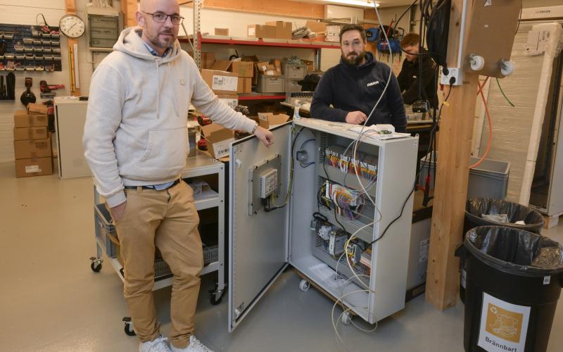 Emil Cederlöf och Jonas Hedlöf jobbar med allt från produktionslinjer vid lastbilsfabriker i Brasilien till smarta styrsystem i fastigheter på Åland.<@Fotograf>Robert Jansson