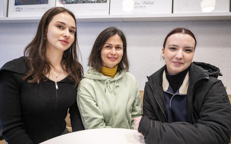 Erika Matiar, Julia Artemenko och Kateryna Hruba var tre av flera hundra besökare på Ålands museum i fredags. @Normal_indrag: