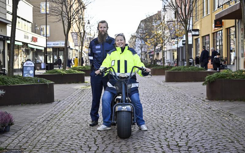 Kommissarie Pasi Eronen och trafiksäkerhetskonsulent Catharina Smiderstedt poängterar att lätta elfordon följer samma trafikregler som cyklisterna.<@Fotograf>Daniel Eriksson