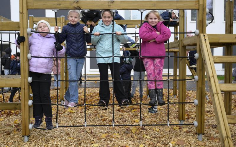 Eleverna tycker om att leka i de nya klätterställningarna på rasterna. Från vänster: Stella Andersson, Felicia Sundman, Lea Adolfsson och Therese Widén.<@Fotograf>Robert Jansson