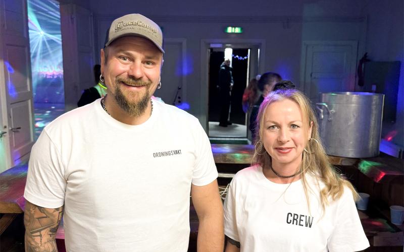 Rasmus Donner och Johanna Jansson från arrangörsgruppen har fyllt Valborg med godisremmar och UV-ljus.<@Fotograf>Malin Henriksson