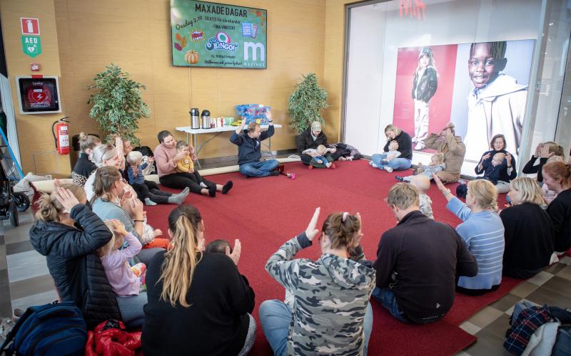 Jomala församling höll sitt sjung- och gungtillfälle på Maxinge.@Normal_indrag:<@Fotograf>Hülya Tokur-Ehres