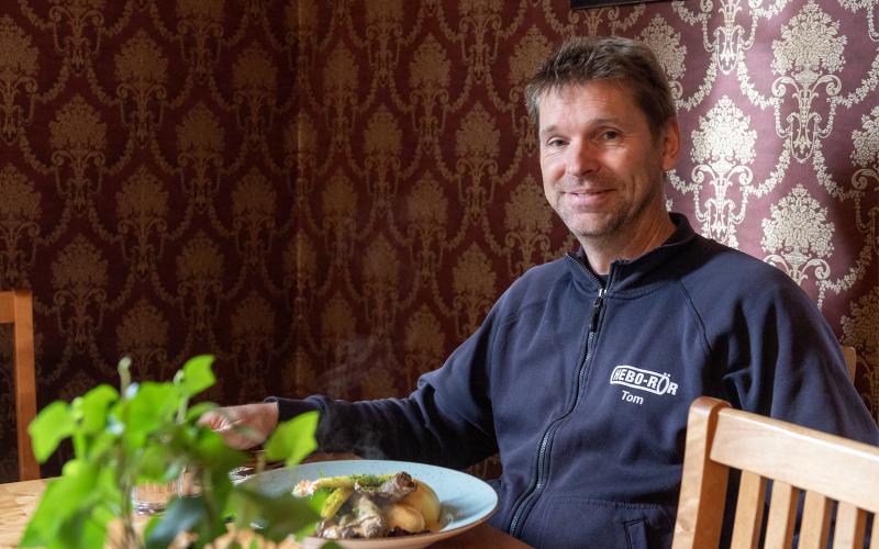 Tom Törnberg befinner sig på jobb i trakten och passar på att luncha i Kvarnbo.