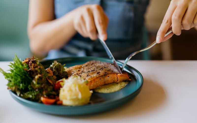 Ett tufft ekonomiskt läge gör att fler väljer matlådan framför en lunch ute på stan, men den som kan borde stötta våra lokala restauratörer som kämpar för att hålla sig flytande
<@Fotograf>Istock