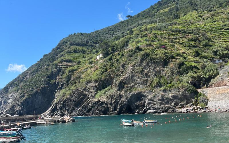 En strand i den mysiga bergsstaden i Vernazza, Italien. 