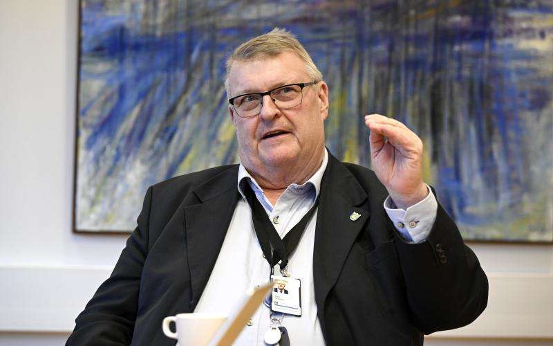 Planerna för hur det nya rederibolaget Axferries ska kapitaliseras har reviderats säger finansminister Mats Perämaa (Lib). Det förs inte över någon skärgårdsfärja.<@Fotograf>Robert Jansson