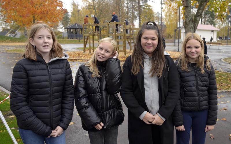 Från väster: Livia Donning, Stella Karlsson, Valentina Andruzza och Josefin Engman tycker om att spela basket på den nya planen. <@Fotograf>Robert Jansson