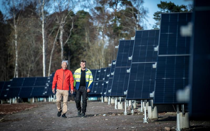 Holmbergs Fastighets Ab_s solpark med 2.000 solpaneler står nu klar. Enligt vd Sven-Erik Holmberg, till vänster, väcker den mycket intresse. Till vänster fastighetschefen och projektledaren Peter Holmberg.