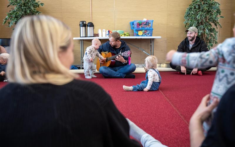 Walter Karlsson är framme hos Fredrik Erlandsson och är lite nyfiken på gitarren. På golvet sitter Leo Enqvist.@Normal_indrag:<@Fotograf>Hülya Tokur-Ehres