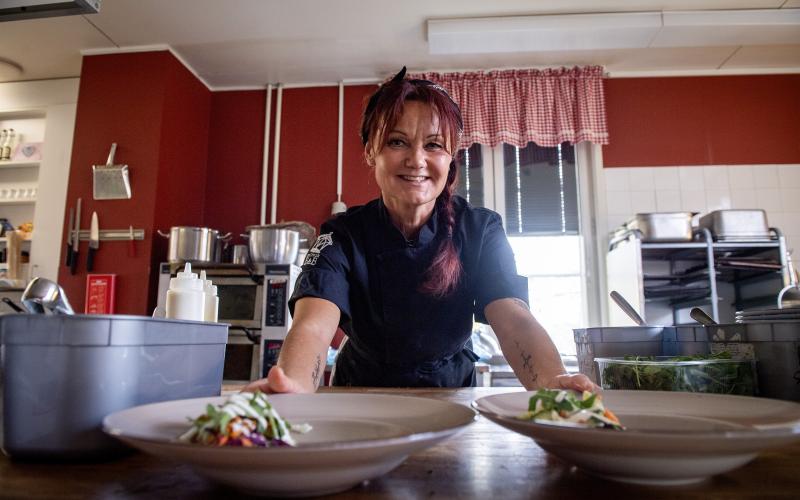 Tina Dahlblom-Landell äger Saltvik B&B. Vid luncherna jobbar hon i köket.