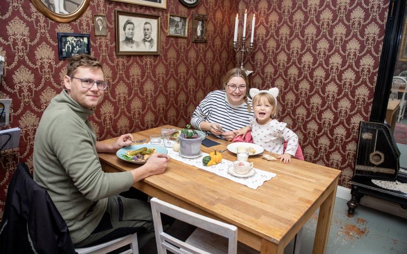 Nicklas Sundqvist, Frida Sjöroos och Luna Sundqvist har varit till barnrådgivningen och äter lunch ihop efteråt. 