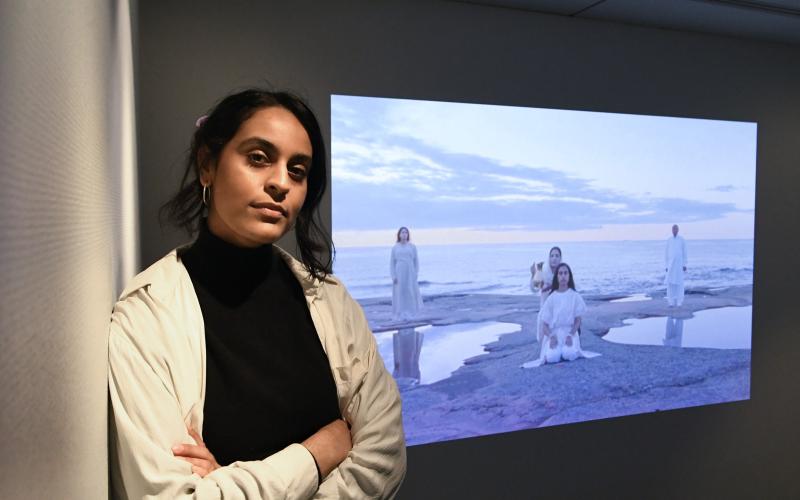 I Nayab Ikrams videokonstverk tvättar hennes mamma hennes hår under rituella former. I bakgrunden står hennes pappa och syster.<@Fotograf>Robert Janson<@$p> 