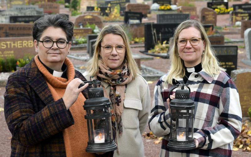 Katarina Gäddnäs, Viktoria Öhman och Jessica Bergström kommer att finnas på Mariehamns gravgård och i Mariakapellet på allhelgonaaftonen.@Normal_indrag:<@Fotograf>Robert Jansson