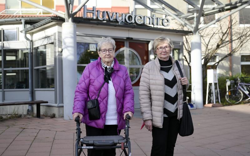 Ulla-Britt Dahl, ordförande för Norra Ålands äldreråd, och Ulla Andersson, ordförande för Mariehamns äldreråd, gör en skrivelse till ÅHS. Under ett gemensamt möte med råden kom det fram att många äldre upplever tillgänglighetsproblem på ÅHS.