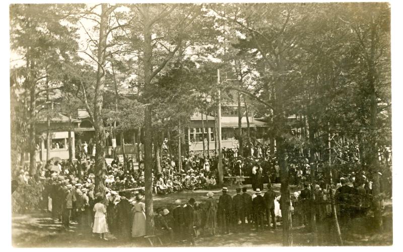 En folksamling lyssnar till ”Delsbostintan” i Badhusparken 1922. Foto ur Gunlög Westerlunds samling.