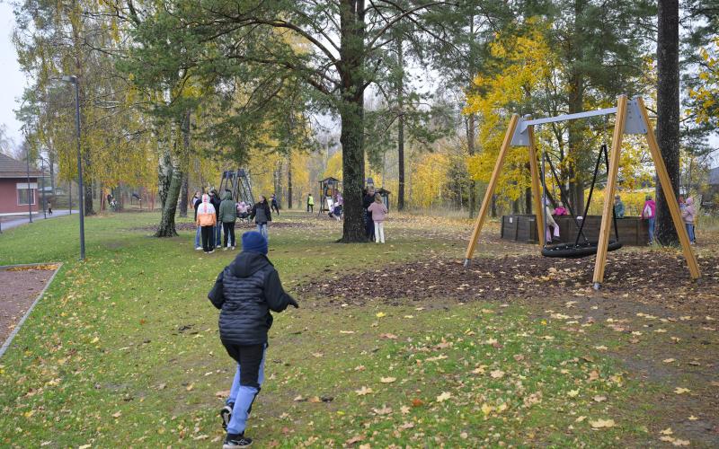 Saker som ännu ska komma till den nya skolgården är bland annat pingisbord, studsmattor och ett bollfort.<@Fotograf>Robert Jansson