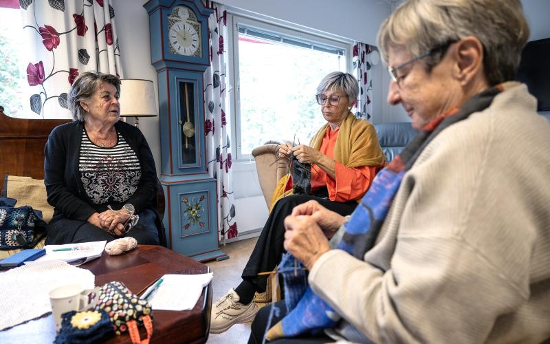 Eva Dahlén, Benita Karlsson-Eklund och Ann-Louise Gripenberg handarbetar just nu inför julmarknader.@Normal_indrag:<@Fotograf>Daniel Eriksson