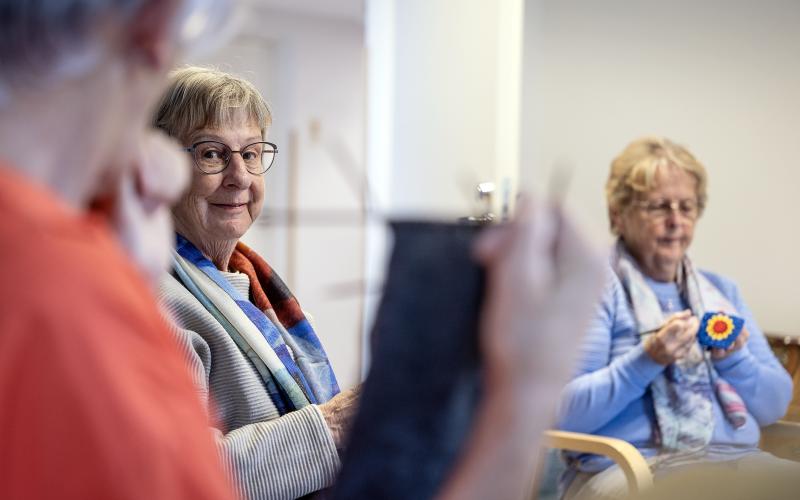 Ann-Louise Gripenberg och Birgitta Wasén är aktiva medlemmar i hantverksgruppen.@Normal_indrag:<@Fotograf>Daniel Eriksson