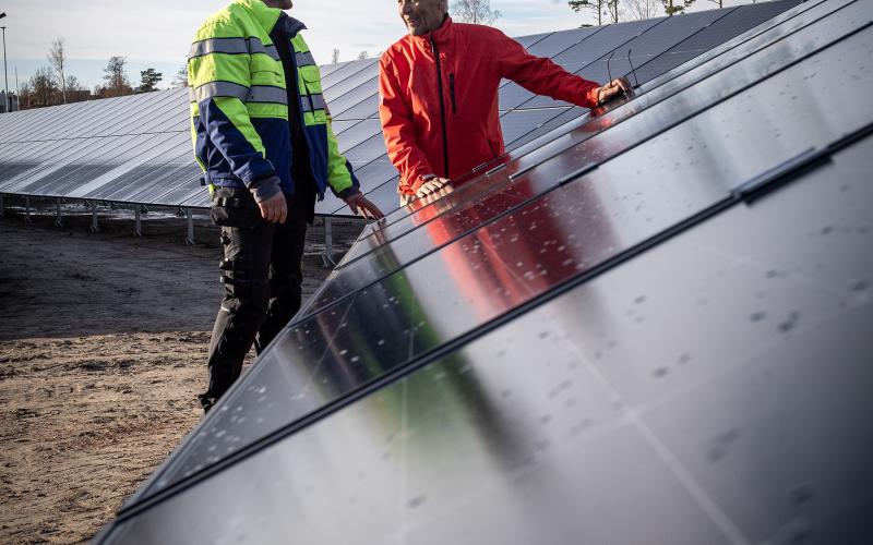 Solpanelerna alstrar energi från båda sidorna. ”Vår förhoppning är att de även ska producera lite energi vintertid”, säger Peter Holmberg som är fastighetschef och projektledare vid Holmbergs Fastighets Ab. Till höger vd Sven-Erik Holmberg.@Normal_indrag: