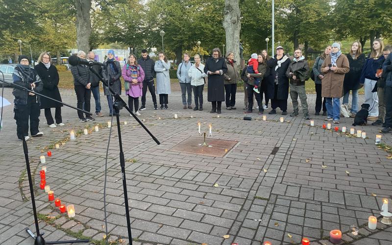 Ett femtiotal kom till Torget i Mariehamn för att tända ljus för offren i Mellanöstern.<@Fotograf>Eva Ringbom-Fonsell.