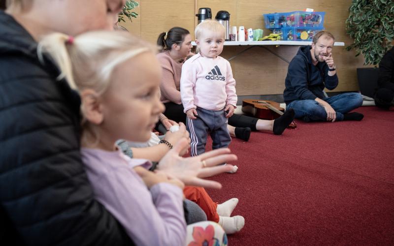 Selma Sjöman i rosa adidaströja kollar in vad Elena Schmid gör i sin mammas famn.@Normal_indrag:<@Fotograf>Hülya Tokur-Ehres