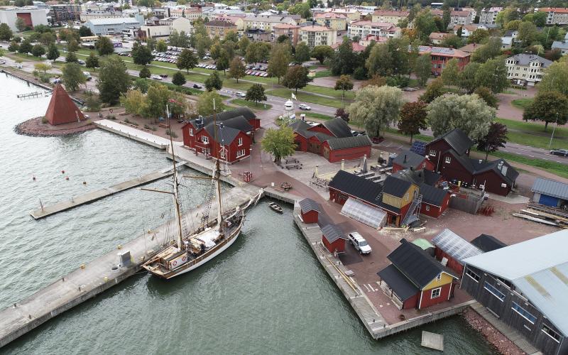 Sjökvarterets syfte är att bevara och främja åländska traditioner och annat hantverk. På området byggs det bland annat nya båtar. Just nu byggs den  segelskutan Emelia här. 