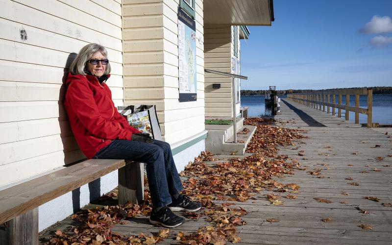 Gunnel Simolin njöt av solen efter sitt lunchdopp i havet på Lilla Holmen.@Normal_indrag:<@Fotograf>Daniel Eriksson