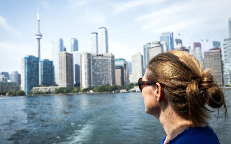 Språkprofessorn Ida Toivonen trivs i den mångkulturella storstaden Toronto där språken är många.