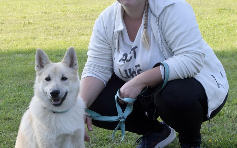 Vidar har tagit med sig matte Evita Lindahl till ÅBSK:s hundplan i Jomala.<@Fotograf>Nina Eriksson