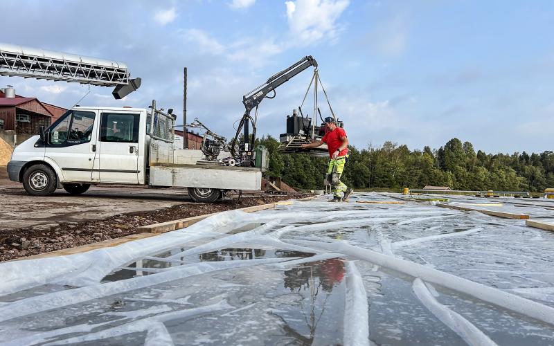 Kajen är intäckt med plast medan betongen härdas.