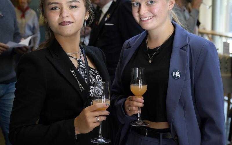 Sofia Olsson från Västerås och Michaela Liffgård Beergrehn från Uppsala läser första terminen på sjökaptensprogrammet. De valde att studera på Åland eftersom det är trevligt med en ö. ”Det är nytt, litet, familjärt och äventyrligt”, säger Sofia Olsson.