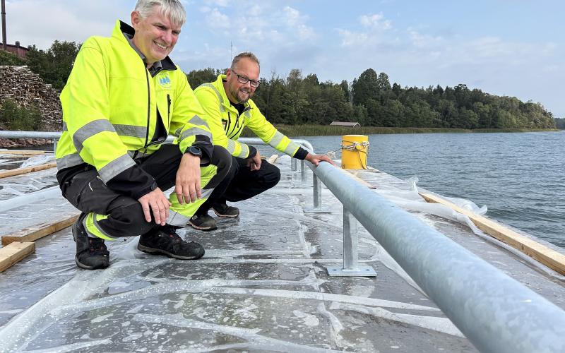 Ett nytt räcke ökar säkerheten på kajen, säger Daniel Sundblom och Kjell Silfvernagel.