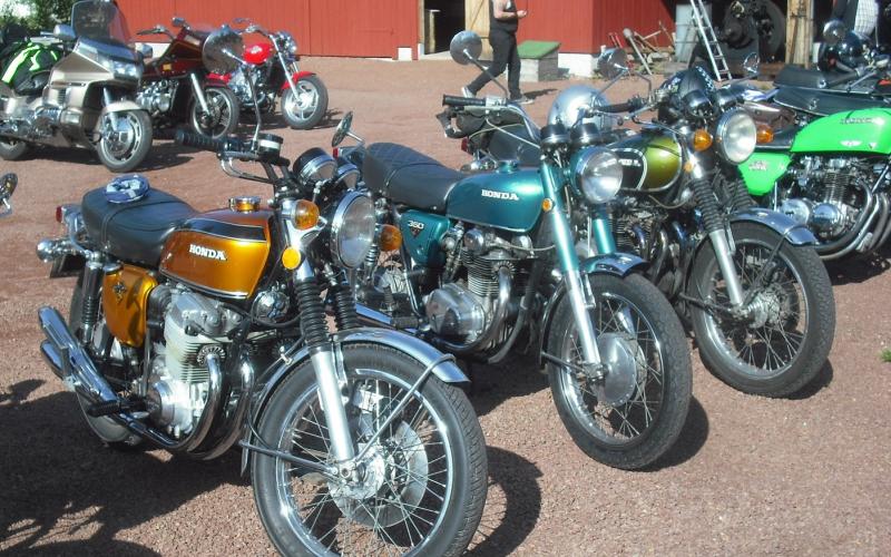 De klassiska Honda-motorcyklarna blänkte i sensommarsolen.