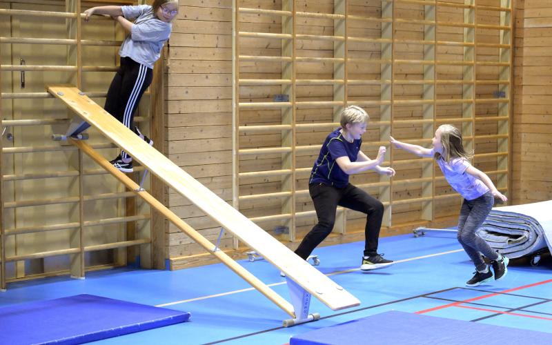 Full fart i leken ”Polis och tjuv. Sol Waleij klättrar på ribbstolarna medan Wera Mansén jagar William Asprusten.@Normal_indrag:<@Fotograf>Robert Jansson