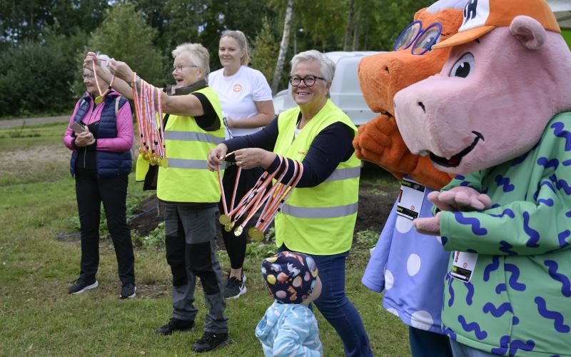 Christina Norrlund och Ellinor Lundberg hade glädjen att få dela ut alla medaljer.