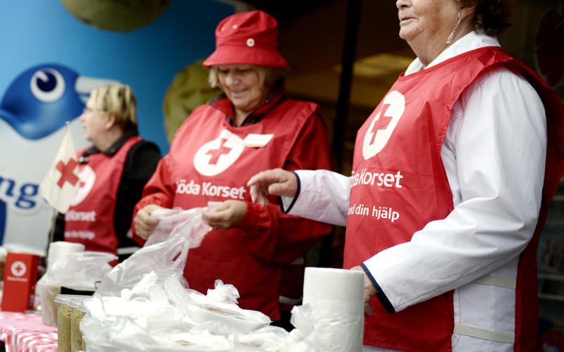 Damerna i Mariehamns rödakors damkommitté fick en bra start på hungerdagsförsäljningen. Från Vänster Anna-Lisa Sandell, Sigbritt Stara och Anja Andersson.@Foto:Staffan Lund.