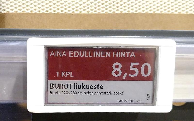 I butiken saknar många produkter pris och information på svenska. Enligt åländsk näringsrätt måste näringsidkaren tillhandahålla information på svenska till kunderna. 
<@Fotograf>Jonathan Eriksson