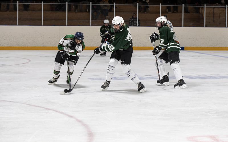 Izla Småroos stod för två av IFK_s mål i 4–8-förlusten. Här ser vi henne i duell med Amanda Ingström, en av två ålänningar i bortalaget.