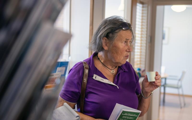 Viola Fagerholm passade på att smaka på näringsdrycker som Cancerföreningen bjöd på.@Normal_indrag:<@Fotograf>Elariin Kruusamägi