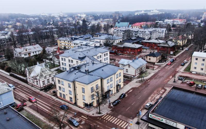 Frågan om ett demenscenter i Mariehamn ska tas upp av äldreomsorgsnämnden på tisdag. Förvaltningens förslag är att bygga i anslutning till Trobergshemmet och att även inkludera St. Göranshemmet samt hyrda lokaler i Hälsans hus i helheten.