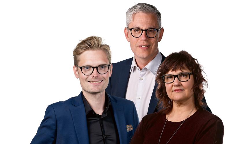 Entreprenören Carl Lönndahl, till vänster, bidrar med utifrånperspektiv i Ålandstidningens nya podd ”Kommentaren” som också programleds av publisher Daniel Dahlén och politisk redaktör Nina Smeds.