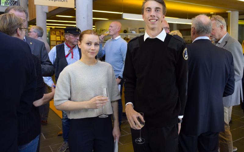 Ronja Rinne från Helsingfors och Nils Viberg Rosvall från Stockholm studerar på kaptensutbildningen och representerar Ålands nautiska elevförbund under jubileet. De uppskattar utbildningens små klasser och trevliga lärare. ”Ibland känns det inte som skola", säger Ronja Rinne.@Normal_indrag: