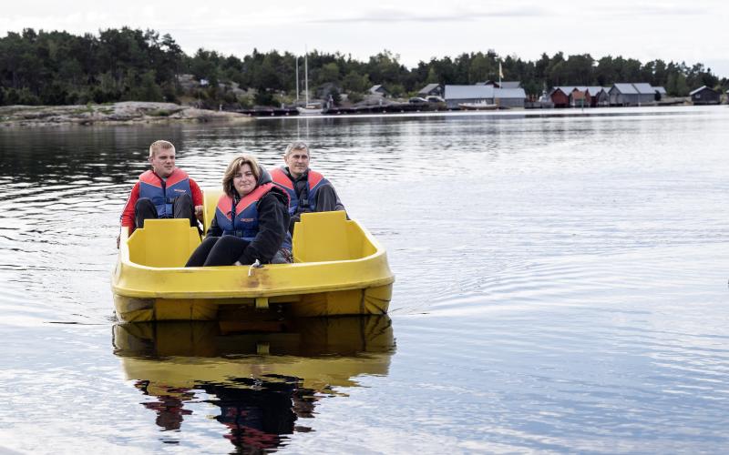 Serhii Nebylytsia, Natalia Golovaschehenko och Andrii Golovaschehenko njuter av lugnet och tystnaden i Käringsund, Eckerö.<@Fotograf>Daniel Eriksson