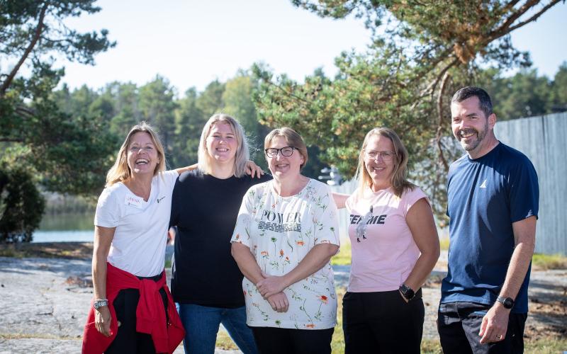 Rädda Barnen på Ålands verksamhetsledare Janina Björni, Mikaela Forsberg från Familjevården i Österbottens välfärdsområde, och familjevårdarna Anita Pitkäkangas, Agneta Roos och Botvid Lindström.