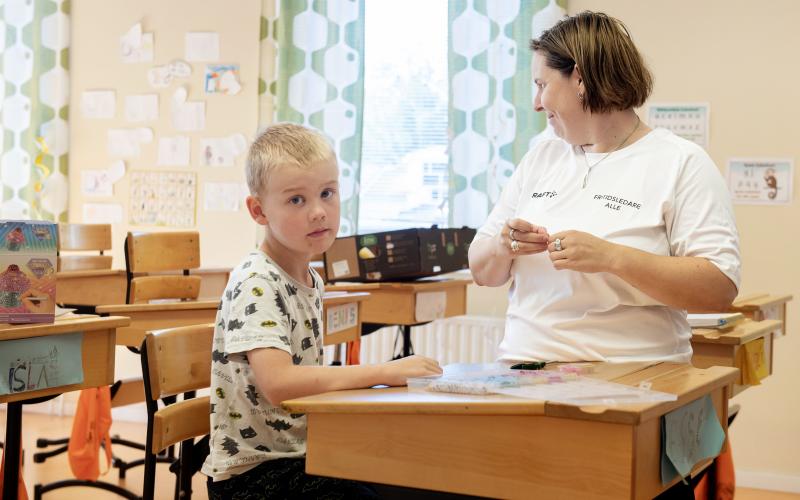 Jesse Mäkiö ska pärla ett armband. Fritidsledaren Alexandra Öhman hjälper till.@Normal_indrag:<@Fotograf>Amir Karbalaei