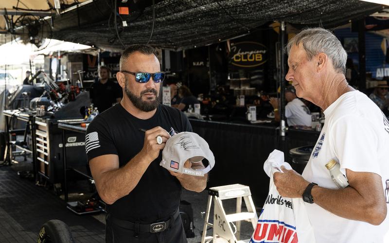 Stallkamraten Tony Schumacher signerar åt sina fans.