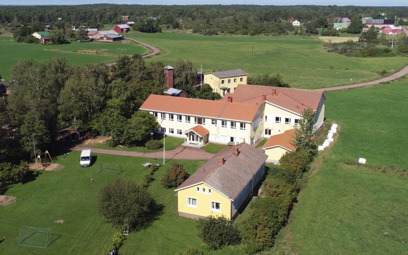 Sottunga skola har gott om utrymme. Här finns både idrottshall, slöjdsal, tre klassrum, flera arbetsrum och en fin gård.